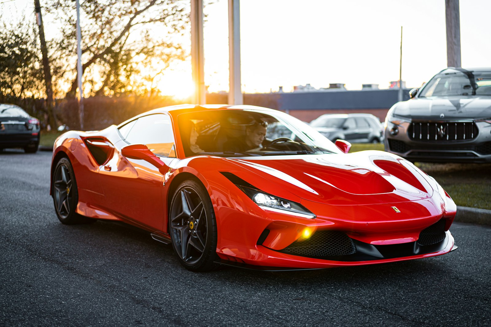 Ferrari 458 Italia roșu pe șosea