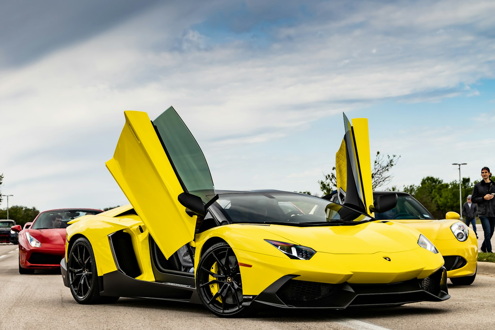 Lamborghini galben cu ușile deschise