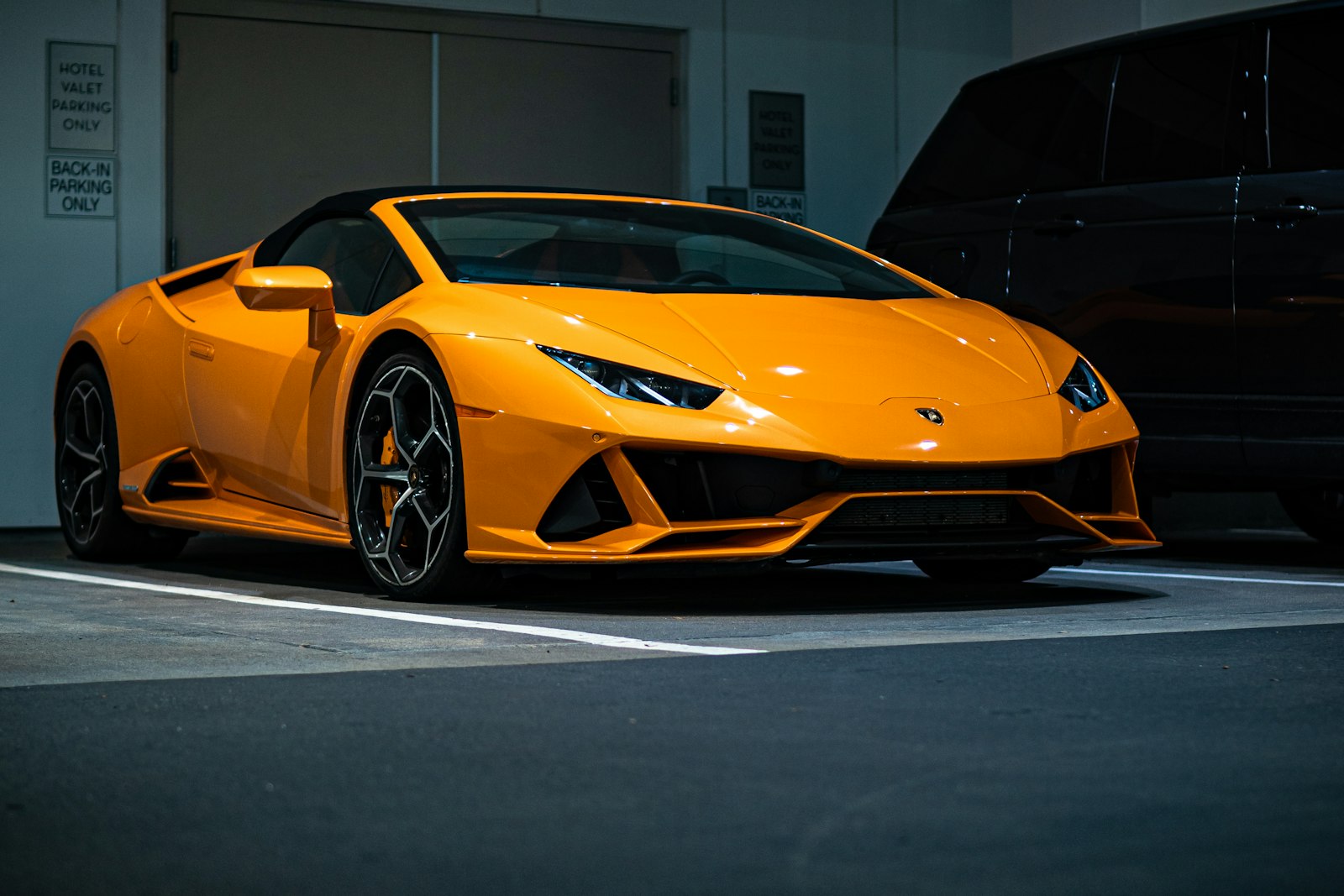 Lamborghini Aventador portocaliu